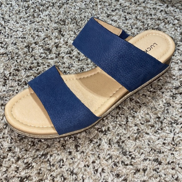 〽️Lucky Brand Women's Leather Wedge Navy Sandals! - Picture 2 of 8